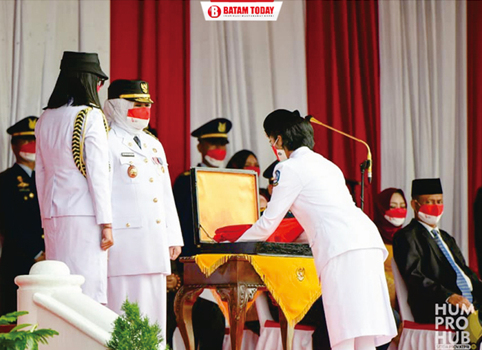 Wagub Marlin saat menerima bendera merah putih dari petugas upacara